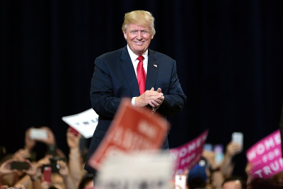 Трамп в Давосе назвал себя диктатором