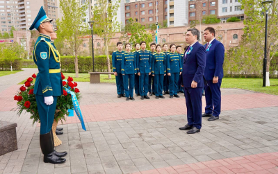 Премьер-министр РК возложил цветы к памятнику Рахымжану Кошкарбаеву