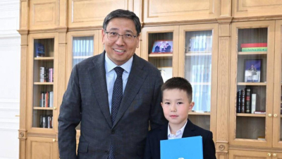Школьник из Алматы передал накопленные деньги пострадавшим от паводков: его поблагодарил Токаев