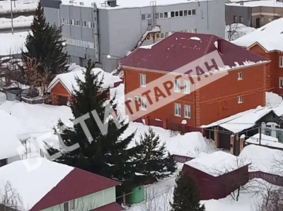 В Казани снег с крыши повредил забор детского сада