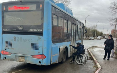 Водитель автобуса бросил мужчину в инвалидной коляске и уехал