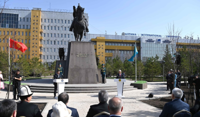 Памятник Айкол Манасу открыли в Астане