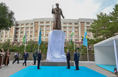 Токаев и Мирзиёев открыли памятник поэту Алишеру Навои в Астане