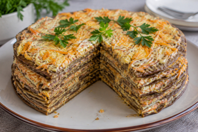 Вкусный печеночный торт без майонезной начинки: тонкие нежные коржи и луково-морковная заправка