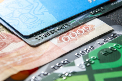 Россиян предупредили о скрытых рисках использования кредиток