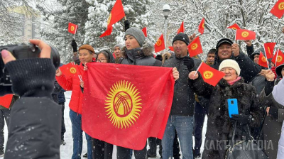 В Бишкеке проходит акция против изменения флага страны