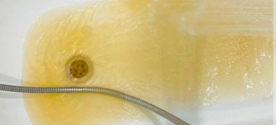 Ржавая горячая вода течет из крана у жителей некоторых районов Семея