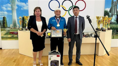 В Техасе 75-летний казахстанец стал чемпионом мира по пауэрлифтингу