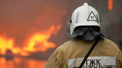 Автомобиль вспыхнул во дворе дома в Павлодаре, пострадали дети