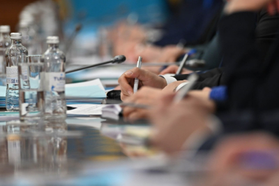 Приравненным к госслужащим казахстанцам разрешат заниматься бизнесом