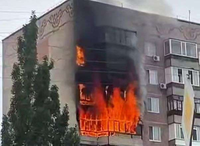 В Павлодаре пожар охватил многоэтажку: сгорели лоджии на четырёх этажах