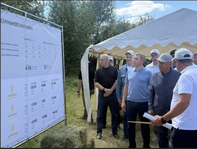 Рустам Минниханов облетел поля в Сармановском районе