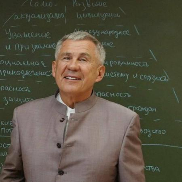 Рустам Минниханов поздравил татарстанцев с Днем знаний