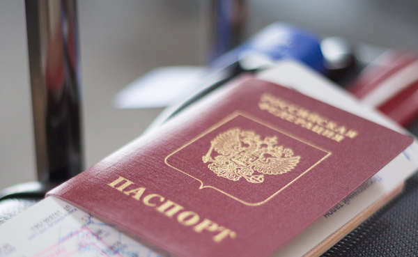 Юрист Хаминский предупредил об опасности хранения фото паспорта в телефоне