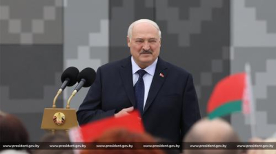 Лукашенко знает: женщинам лопата в руки и чистить снег - лучшее средство для сохранения красоты