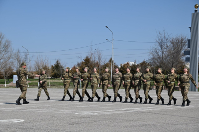 Женщины-военнослужащие Шымкентского гарнизона готовятся к параду Победы