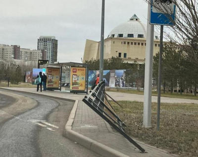 Рекламный баннер упал на женщину в Астане во время урагана