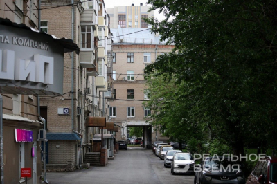 Сильный ветер повалил пять деревьев в Казани, один автомобиль поврежден