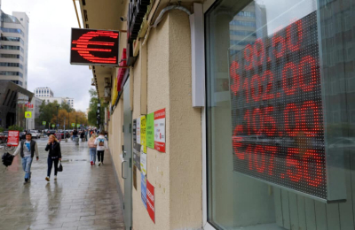 Мосбиржа прекратила торги долларом и евро из-за санкций 
