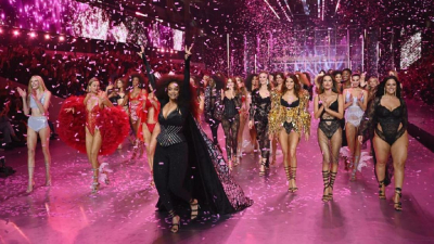 Ангелы Victoria’s Secret снова на подиуме. Чем недовольны критики?