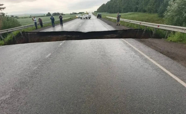Дорогу Челны &mdash; Сарманово перекрыли из-за размыва покрытия после дождей