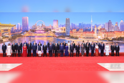 Си Цзиньпин и Пэн Лиюань устроили торжественный прием для почетных гостей, прибывших на Саммит ШОС 2025 года