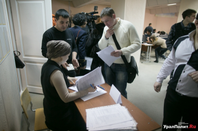 В МВД объяснили причины огромных очередей у отдела миграции на Брянцева в Петербурге