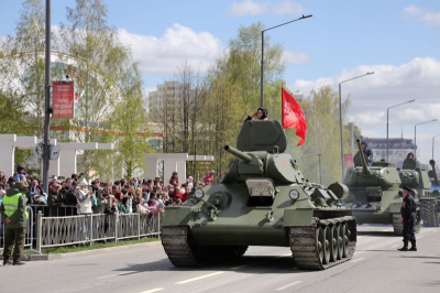 По «медной столице» Урала проехала военная техника: привезли даже истребитель