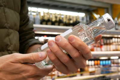 Популярный алкогольный напиток стал дороже в России почти на 15%