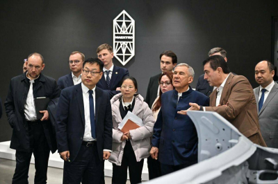 Минниханов в рамках рабочей поездки в Китай посетил производство автомобилей Maextro