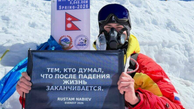 Рустам Набиев установил рекорд, взойдя на Эверест на руках