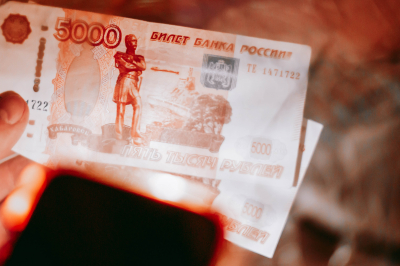 Должность одинакова, а зарплата разная: точку поставили суды