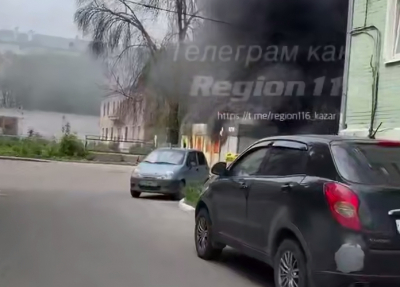 В Авиастроительном районе крупный пожал охватил мусорный павильон - видео 16/05/2026 – Новости