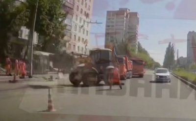 Момент наезда трактора на пенсионерку в Казани попал на видео 07/06/2026 – Новости