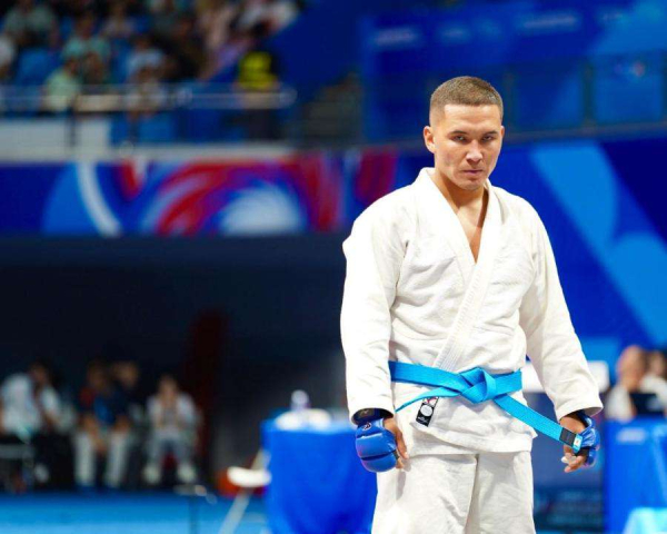 Именитые столичные спортсмены поздравили казахстанцев с Днём спорта