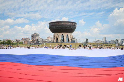 В преддверии Дня России в Казани развернули огромный российский флаг