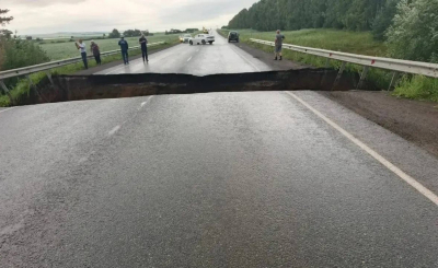 Дорогу Челны — Сарманово перекрыли из-за размыва покрытия после дождей