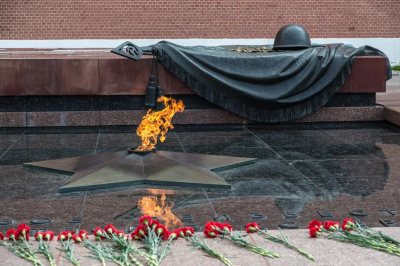 Актриса Мария Кожевникова доставила Вечный огонь в Пекин для борьбы с фашизмом